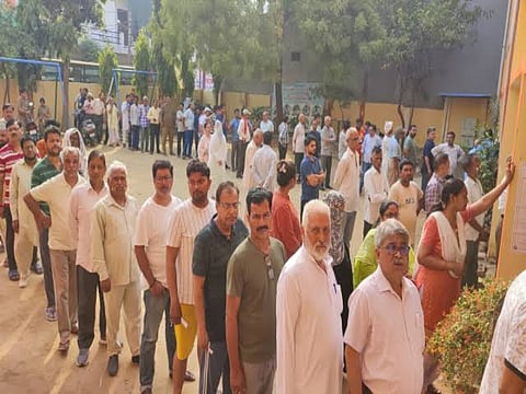 यूपी में मतदान केंद्र के बाहर लगी कतारें.