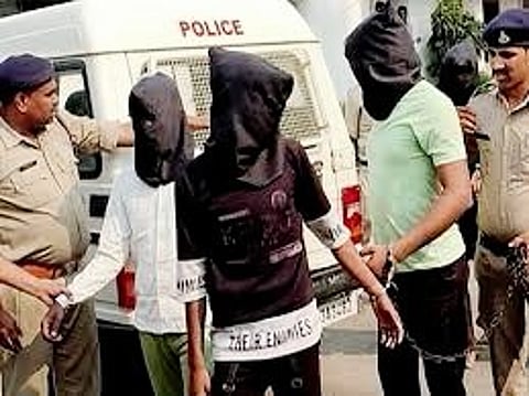 पुलिस गिरफ्त में आरोपी.