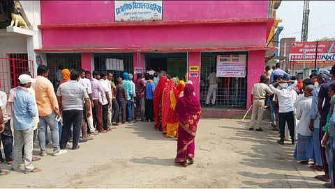 यूपी में मतदान केंद्र पर वोटर्स की कतार.