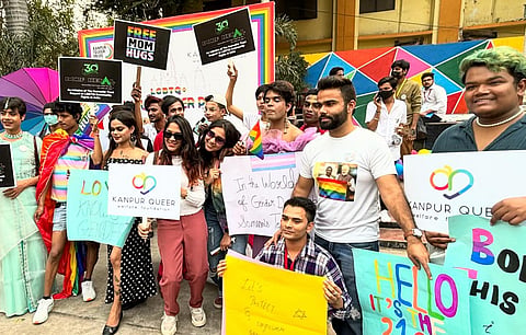 कानपुर में प्राइड परेड के दौरान ट्रांसजेंडर समुदाय के लोग