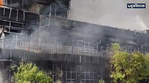 कलेक्टर परिसर में आग लगाने से कई विभागों में रखे दस्तावेज जल गए। वहीं कई वाहनों को भी फूंक दिया गया है।