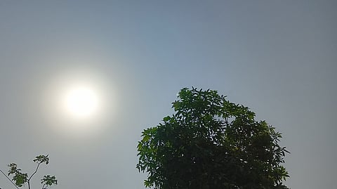 दिन के समय कड़ी धूप और बढ़ा हुआ तापमान