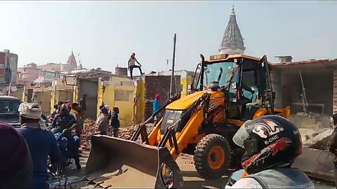 मार्ग चौड़ीकरण के लिए बुलडोजर से तोड़ी गई हनुमान गढ़ी के पास मौजूद दुकानें
