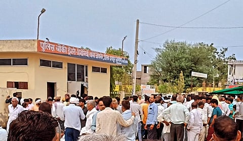 चौकी पर शव रखकर प्रदर्शन करते परिजन और ग्रामीण.