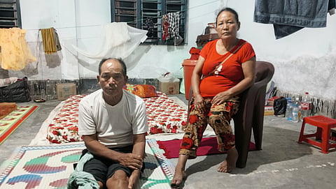 चुराचांदपुर जिले के एक राहत शिविर में रह रहा विस्थापित दंपति