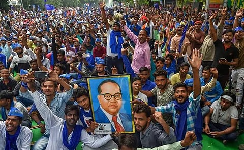 आयोग का मुख्य उद्देश्य यह जांचना है कि क्या हिंदू, सिख और बौद्ध धर्म के अलावा अन्य धर्मों में परिवर्तित दलितों को अनुसूचित जाति का दर्जा दिया जा सकता है।
(सांकेतिक तस्वीर)