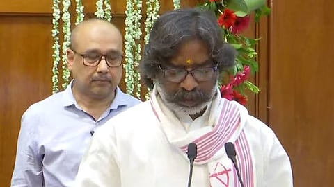 हेमंत सोरेन ने गुरुवार को झारखंड के 13वें मुख्यमंत्री के रूप में शपथ ली।