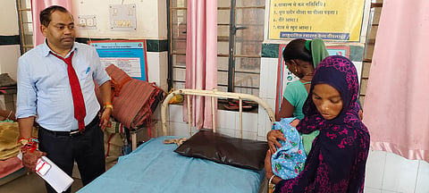 सीएचसी पीपलखूंट का निरीक्षण करते सीएमएचओ डाॅ जीवराज मीणा