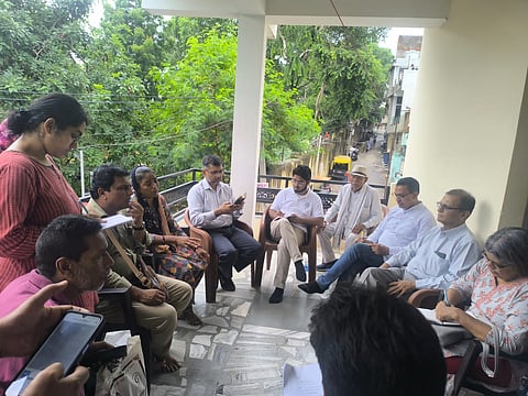आरोपी की मां ने कहा कि वह किराए के मकान में रहती थी और मकान के टूट जाने से उसके रहने का कोई आसरा भी नहीं बचा है और वह अभी अपने विवाहित बेटी के मकान में अपनी एक अन्य विकलांग बेटी के साथ रह रही है।