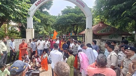 स्कूल का घेराव करते सामाजिक संगठन