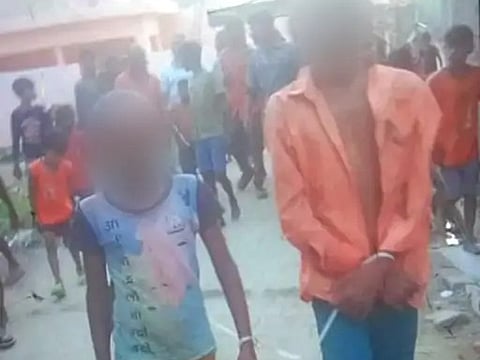 दलित बच्चों का हाथ बांधकर पूरे गांव में घुमाया।