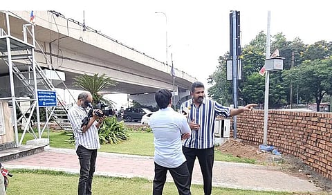 हैदराबाद में अंबेडकर प्रतिमा के चारों ओर बनाई गई दीवार विवाद का विषय बन गई है, जिसके खिलाफ कई संगठनों ने प्रदर्शन किया है।