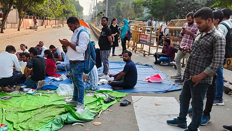 आयोग के गेट के बाहर छात्र-छात्राएं