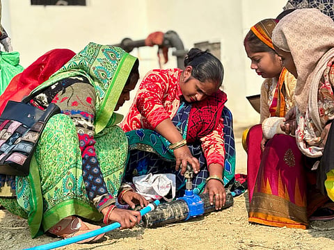 महिलाओं को प्लंबर, इलेक्ट्रिशियन, फिटर, पंप ऑपरेटर और मोटर मैकेनिक की ट्रेनिंग दी जा रही है।