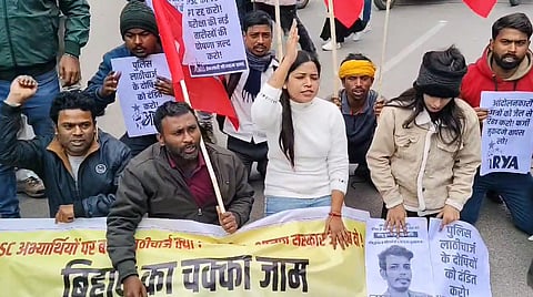 बीपीएससी पीटी पुनर्परीक्षा की मांग को लेकर छात्र संगठनों का चक्का जाम, पटना में भी सड़कों पर उतरे छात्र