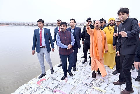 महाकुम्भ-2025 प्रयागराज की तैयारियों में घाटों का निरीक्षण करते मुख्यमंत्री योगी