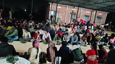 पिछले कई सप्ताह से सैकड़ों बीएड प्रशिक्षित शिक्षक रायपुर के तूता धरना स्थल पर प्रदर्शन कर रहे हैं। इनमे पचास फीसदी तादाद महिलाओं की हैं.