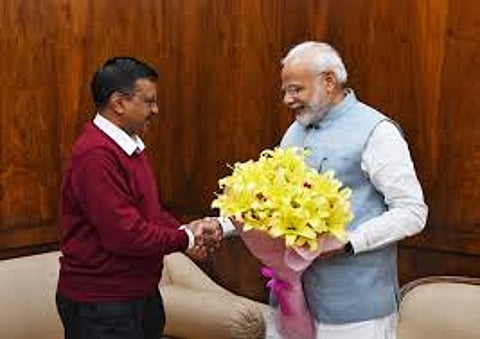 केजरीवाल का कहना है कि केंद्र सरकार यदि जमीन देती है तो दिल्ली सरकार इस पर घर बनाकर सफाई कर्मचारियों को देगी और वे मासिक किस्त के जरिए मकान और जमीन की रकम का पैसा लौटाएंगे। (File Pic)