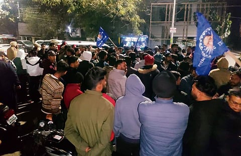 आंदोलनकारी युवाओं ने बाद में हरगोबिंद नगर चौक को जाम कर दिया और फगवाड़ा से लुधियाना जाने वाली ट्रैफिक को रोक दिया।