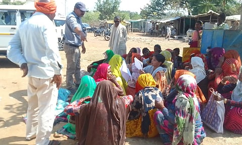 कलेक्ट्रेट में धरना देते आदिवासी