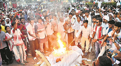 आदिवासी समुदाय के प्रतिरोध का सांकेतिक चित्र