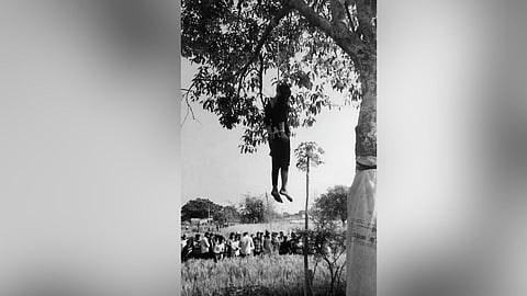 पेड़ से लटकी मिली युवती
