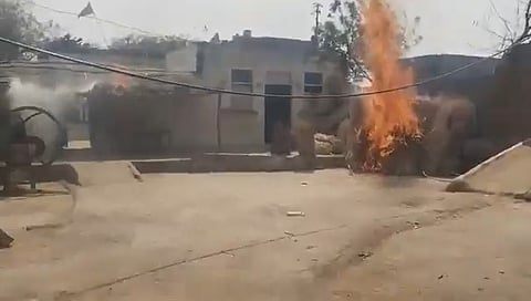 जलता हुआ पीड़िता का घर