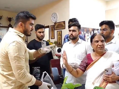 कॉलेज की वाईस प्रिंसिपल ने DUSU अध्यक्ष को रोकने का प्रयास किया तो खत्री ने कहा खुद का रूम सेन्ट्रली एयर कंडीशंड है और स्टूडेंट्स के क्लासरूम में गोबर, शर्म नहीं आती!