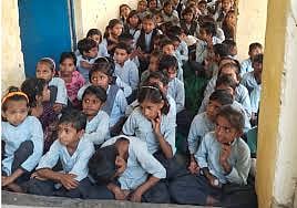 डिक्री के कारण स्कूल पर जुर्माना या बंद होने का खतरा मंडरा रहा है, जिससे 670 बच्चों की पढ़ाई बाधित हो सकती है।