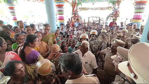 मंदिर में प्रवेश से रोके जाने के बाद बढ़ा तनाव , फोटो साभार- इंडियाटुडे