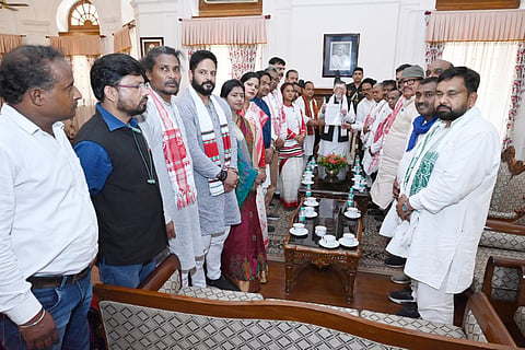 धरना-प्रदर्शन की अगुवाई कांग्रेस के झारखंड प्रभारी के. राजू, सह प्रभारी सिरीबेला प्रसाद और प्रदेश कांग्रेस अध्यक्ष केशव महतो कमलेश ने की।