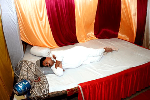 ऊर्जा मंत्री प्रधुम्न सिंह टेंट में सोते हुए
