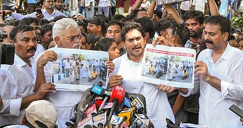 वाईएसआर कांग्रेस पार्टी के प्रमुख और आंध्र प्रदेश के पूर्व मुख्यमंत्री वाईएस जगन मोहन रेड्डी जॉन विक्टर के परिवार से मिलने के बाद मीडिया से बात करते हुए। (पीटीआई)