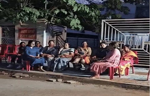 इंदौर में शराब की दुकान के सामने महिलाओं ने दिया धरना
