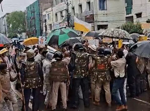 पुलिस से भिड़े ओबीसी महासभा के कार्यकर्ता