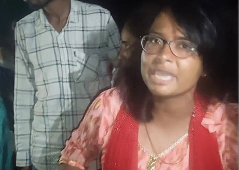 बाल पकड़कर जबरन एम्बुलेंस में बैठाकर स्टेशन भेजने का आरोप!
