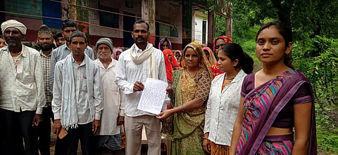 विद्यालय संचालन के लिए अपना घर देने की लिखित घोषणा सरपंच को सुपुर्द करते अभिभावक प्रकाश मीणा।