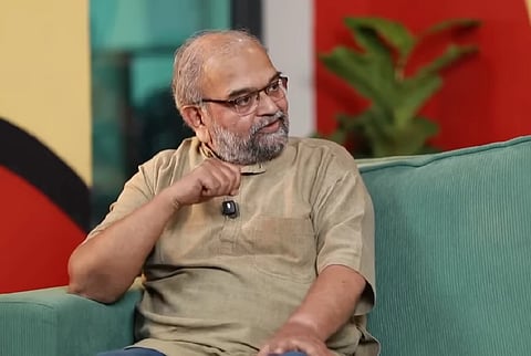 कुणाल कामरा के साथ चर्चा में प्रो देशपांडे ने बताया कि कैसे उच्च जातियों ने अपने जातिगत पूंजी (caste capital) को आजादी के बाद 'धर्मनिरपेक्ष पूंजी' में बदल लिया, जबकि दलितों को सरकारी सहायता के लिए जाति के झंडे लेकर सड़कों पर उतरना पड़ा।