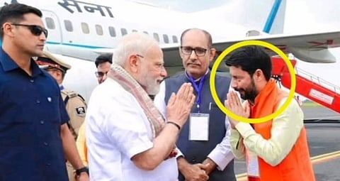 आशुतोष कुमार का जून 2025 से एक डिलीटेड सोशल मीडिया पोस्ट चर्चा में है जिसमे उन्होंने आरजेडी प्रवक्ता सारिका पासवान पर सेक्सिस्ट टिप्पणी करते हुए उनकी साड़ी उतार कर रोड पर घुमाने की धमकी दी थी।