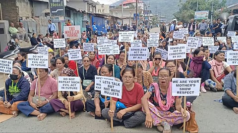 सुरक्षा बलों ने अचानक और अत्यधिक बल का प्रयोग करते हुए निहत्थे प्रदर्शनकारियों पर रॉकेट लॉन्चर से फायरिंग की, जिससे कई महिलाएं गंभीर रूप से जख्मी हो गईं।