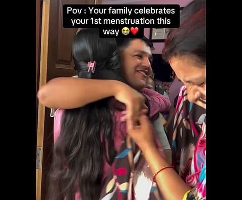 सोशल मीडिया पर एक ऐसा ही वीडियो वायरल हो गया है, जिसमें एक किशोरीआयुषा ने अपने पहले पीरियड का जश्न परिवार के साथ मनाया।