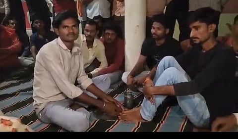 ग्राम सतरिया में पुरुषोत्तम कुशवाहा पर मनुवादियों ने दबाव डालकर समुदाय के युवक अनुज पांडे के पैर धोने और वही पानी पीने को मजबूर किया।