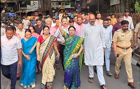 रविवार को पतित पावन संघटना और अन्य हिंदू संगठनों द्वारा आयोजित इस मार्च में कुलकर्णी और उनके समर्थकों ने स्मारक में प्रवेश कर गौमूत्र (गाय का मूत्र) और शिव वंदना के माध्यम से 'शुद्धिकरण' रस्म की।