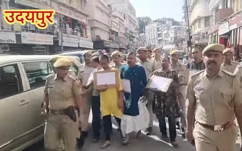 आरोपियों को महिलाओं के कपड़े पहनाए गए और गले में तख्तियां लटकाकर घटनास्थल से पैदल जुलूस निकाला गया। तख्तियों पर "मैं समाज पर बोझ हूं, " मैं अपराधी हूँ " आदि अलग अलग स्लोगन लिखे थे।