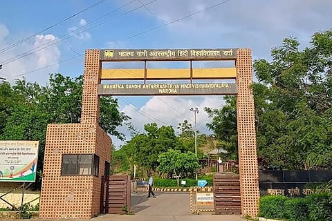 छात्रों का कहना है कि यह उनके लोकतांत्रिक अधिकारों का उल्लंघन है, जबकि प्रशासन ने शांतिपूर्ण अकादमिक माहौल बिगाड़ने का आरोप लगाया है।