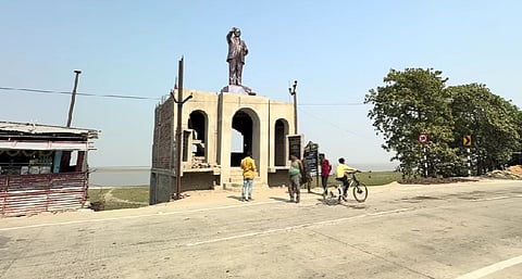मुंगेर जिले के घोरघट गाँव में अंबेडकर चौक स्थित 'अंबेडकर मंदिर' जहाँ स्थापित है बाबा साहब की 12 फुट ऊँची आदमकद प्रतिमा।