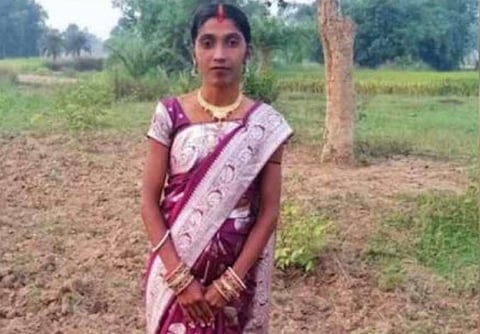 पड़ोसी परिवार ने बच्चे की बीमारी का ठीकरा किरण पर फोड़ा और उसे डायन बताकर हमला कर दिया।