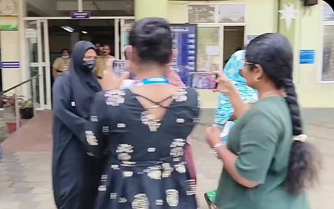 न्यायालय से बाहर आती आरोपी शिम्जिथा मुस्तफा