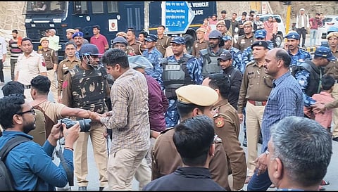 सिविल ड्रेस में पुलिसकर्मियों ने स्टूडेंट्स के साथ बदसलूकी की.