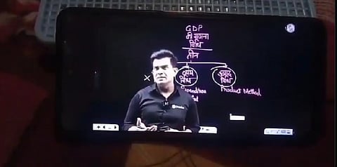 वीडियो में शिक्षक छात्रों से कहते सुनाई दे रहे हैं कि “यह बड़ी बात है कि मैं कुछ-कुछ रवि किशन जैसा दिखता हूं, अगर मैं चोर च%$र जैसा दिखता तो मुश्किल हो जाती..."